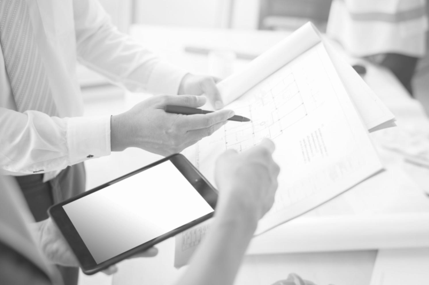 Étudiants analysant des données financières lors d'un cours de théorie des investissements